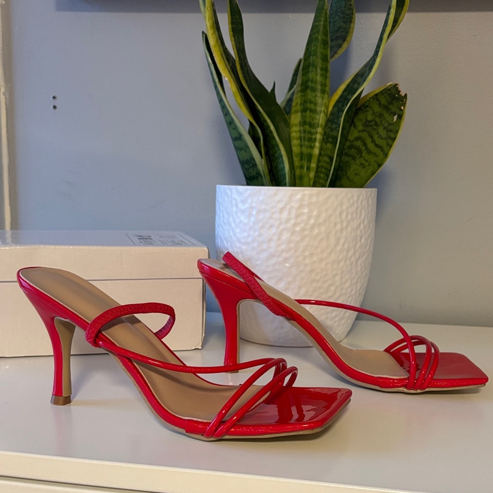 Elegant Red Strappy Heels - Picture 5 of 6